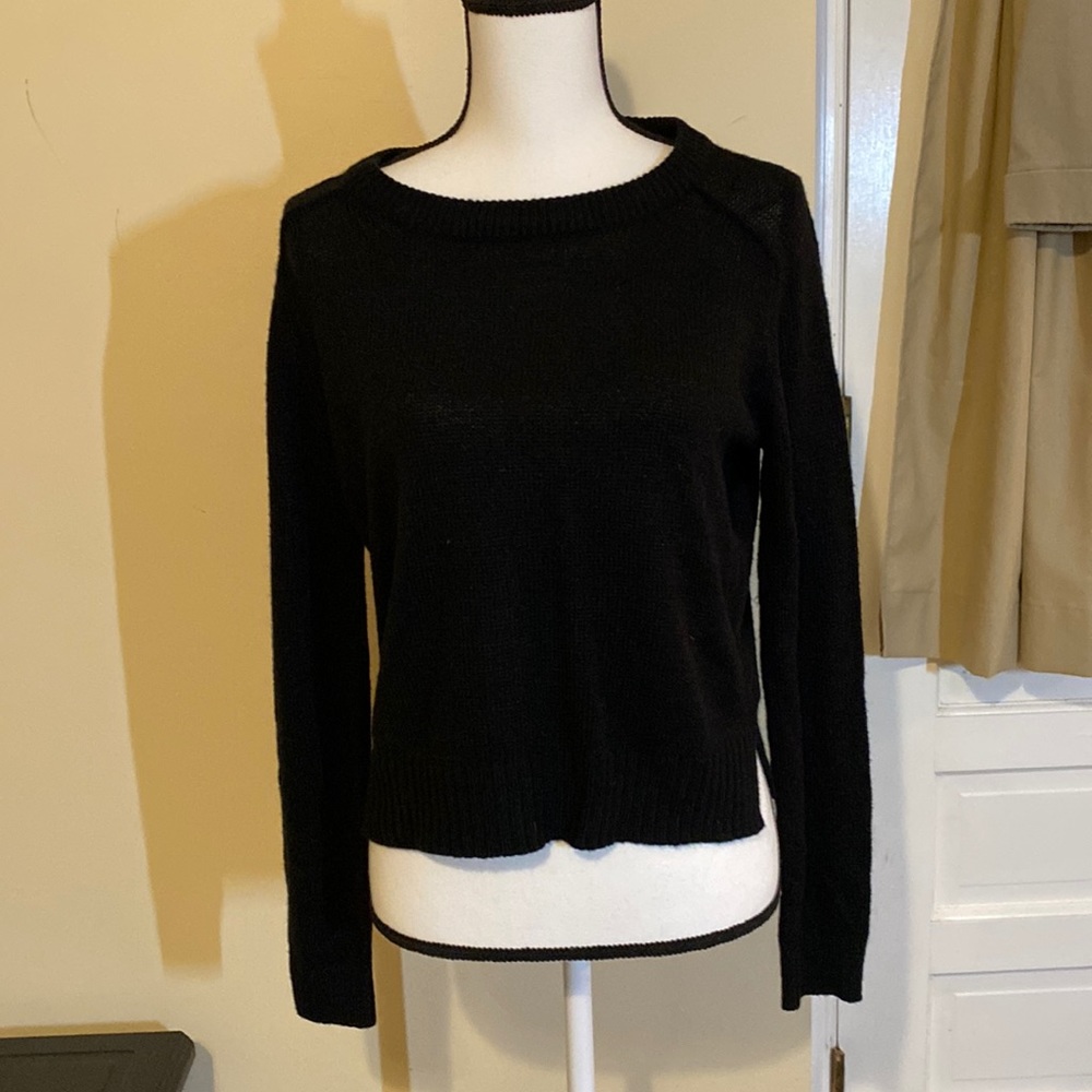 ❤️H&M Divided black scoop neck sweater - size S